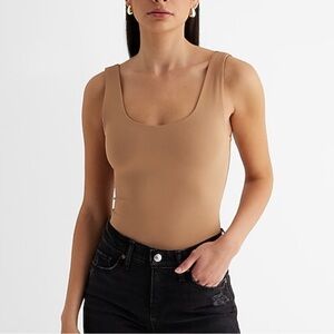 Body Contour High Compression
Scoop Neck Bodysuit